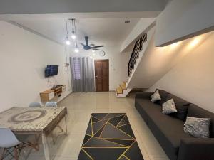 Televizorius ir (arba) pramogų centras apgyvendinimo įstaigoje 3BR House near Toll Yong peng