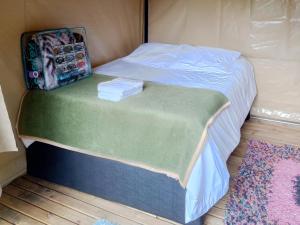 Postel nebo postele na pokoji v ubytování Glamping Colibrí, ubicado junto a bosque y cercano al parque a la vez