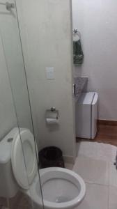 Um banheiro em J Suites