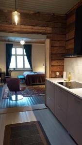 uma sala com um quarto com uma cama e uma cozinha em Entisajan Helmi em Tampere