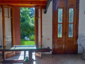 einem Glastisch vor einer Tür mit einem Fenster in der Unterkunft Don Vicente in Villa Leloir