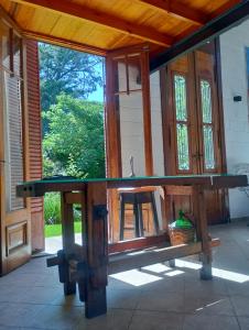 eine Holzbank in einem Zimmer mit Fenster in der Unterkunft Don Vicente in Villa Leloir