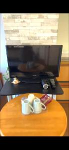 a table with two coffee cups and a computer monitor at 平和岛民宿 in Tokyo
