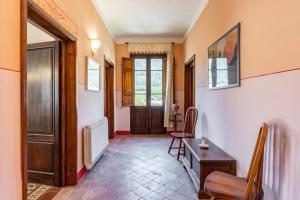 a hallway with a door and a table and chairs at Appartamento in villa liberty in Ghivizzano