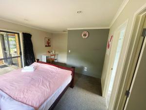 Una cama o camas en una habitación de Self checkin master room with private bathroom