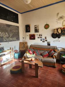 sala de estar con sofá y mesa en Hostal Casa Chincol, en Valparaíso