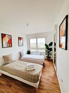 1 Schlafzimmer mit 2 Betten in einem Zimmer in der Unterkunft CHARMING APARTMENT WITH PANORAMIC SEINE RIVER & EIFFEL TOWER VIEWs in Ivry-sur-Seine