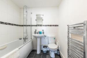 a bathroom with a toilet and a sink and a shower at Jasper- 2 Bed Flat With Parking in Southampton
