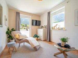 un soggiorno con sedia e finestra di Garden Relax Apart a Sautens