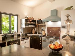 eine Küche mit einer Schale Obst auf der Theke in der Unterkunft La Bastide Romaine in Entrecasteaux