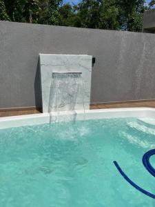 uma fonte de água numa piscina em Casa Esmeralda em Guaratuba