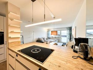uma cozinha com um balcão e uma sala de estar em Lizzys Klause em Oberreute