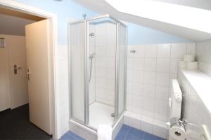 a bathroom with a shower with a glass door at Mollibahnhof - Heiligendamm Mollibahnhof Ferienwohnung 05 in Heiligendamm