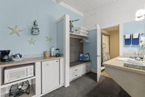 uma cozinha com um lavatório e um micro-ondas em Harborview Inn & RV Park em Garibaldi