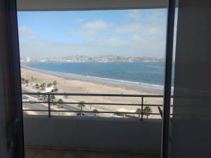 un apartamento en condominio con vistas a la playa desde el balcón en Hermosa Vista al Mar en Coquimbo