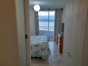1 dormitorio con cama y vistas al océano en Hermosa Vista al Mar, en Coquimbo