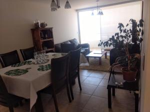 a dining table and chairs in a living room at Hermosa Vista al Mar in Coquimbo