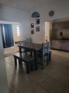 內烏肯的住宿－Floma，厨房里配有餐桌和椅子