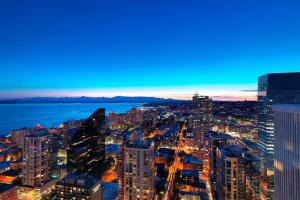 een luchtzicht op een stad 's nachts bij The Westin Seattle in Seattle