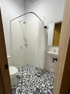 een badkamer met een toilet en een wastafel bij Awa House Hotel in Aguachica