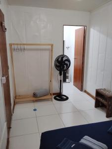 Zimmer mit Spiegel und Ventilator auf dem Boden in der Unterkunft Celebre Cama e Café (B&B) in Florianópolis