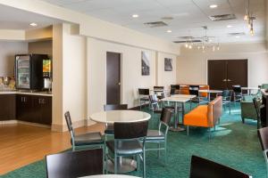 une salle à manger avec des tables et des chaises dans l'établissement SpringHill Suites Louisville Hurstbourne/North, à Louisville