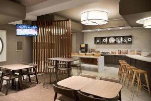 Restaurace v ubytování SpringHill Suites Ewing Township Princeton South