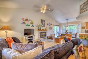 sala de estar con sofás y chimenea en 66 Lake Forest Cr, en Pagosa Springs