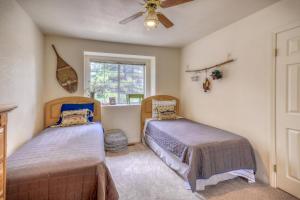 1 dormitorio con 2 camas y ventilador de techo en 66 Lake Forest Cr, en Pagosa Springs