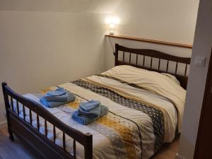 une chambre avec un lit avec deux serviettes dessus dans l'établissement Gîte familial au cœur du parc de La Brenne avec étang privé, cheminée, Wi-Fi et animaux acceptés - FR-1-591-377, à Rosnay