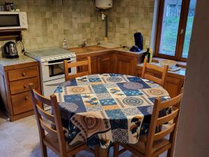 Kuchyňa alebo kuchynka v ubytovaní Maison de vacances au cœur du parc de la Brenne avec étang privé, Wi-Fi et animaux acceptés - FR-1-591-376