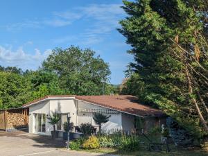 ein Haus mit einem Baum davor in der Unterkunft Gîte Curel, 3 pièces, 4 personnes - FR-1-611-92 