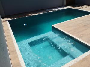 Kolam renang di atau dekat dengan Casa 500 m do mar, piscina com hidro
