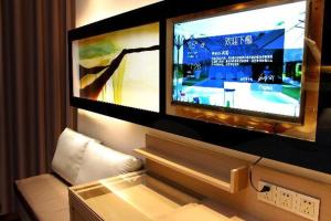 En tv och/eller ett underhållningssystem på Lavande Hotel Zhanjiang Guomao
