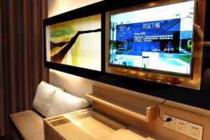 TV a/nebo společenská místnost v ubytování Lavande Hotel Zhanjiang Guomao