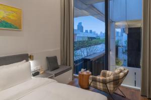 Tempat tidur dalam kamar di Wuyu Hotel Chongqing Zoo & Yangjiaping The Mixc Light rail