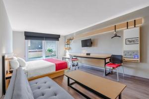 Habitación de hotel con cama y escritorio en City Express by Marriott Hermosillo, en Hermosillo