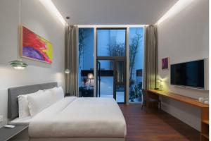 Tempat tidur dalam kamar di Wuyu Hotel Chongqing Zoo & Yangjiaping The Mixc Light rail