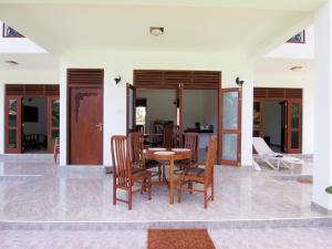 a dining room with a table and chairs at Villa Riverplace in Beruwala