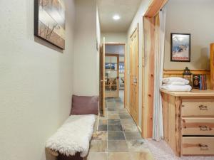 加文門特營的住宿－Govy Alpine Getaway，走廊上,房间设有长凳
