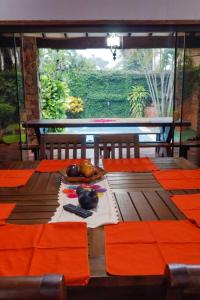einen Holztisch mit orangenen Tischen und Stühlen auf einer Terrasse in der Unterkunft Villa Adela in Luque