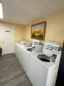 una fila de lavadoras y secadoras en una habitación en Knights Inn Punta Gorda en Punta Gorda