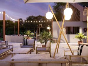 un patio con sedie, tavoli e luci di Beautiful holiday home in Voorthuizen a Voorthuizen