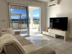TV in/ali zabaviščno središče v nastanitvi Appartement T2 Chic - vue mer et montagne