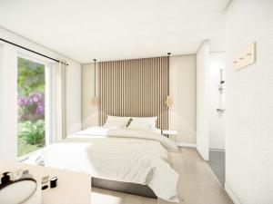 um quarto branco com uma cama grande e uma janela em Beautiful holiday home in Voorthuizen em Voorthuizen