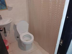 a bathroom with a white toilet and a sink at Mágica Cabaña familiar cerca al mar in Coveñas