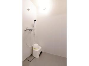 La salle de bains est pourvue d'une douche et de toilettes. dans l'établissement Hinata-an Botan - Vacation STAY 86855, à Yufu