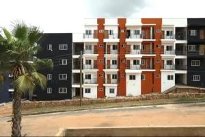 um edifício com uma palmeira em frente em 2 bedrooms Apartment, Hillview of Accra em Kwabenya