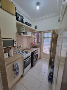 uma cozinha com um fogão e uma máquina de lavar roupa em 2 bedrooms Apartment, Hillview of Accra em Kwabenya