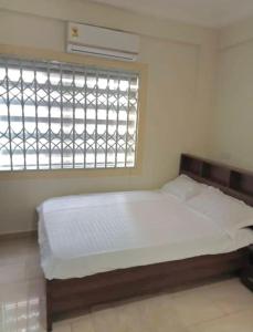 Kwabenyan的住宿－2 bedrooms Apartment, Hillview of Accra，窗户客房内的一张床位
